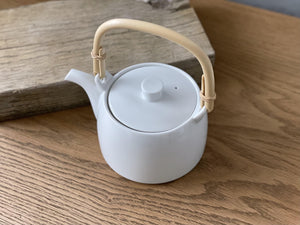 Hakusan S Line Tea Pot White - CIBI Hakusan Porcelain
